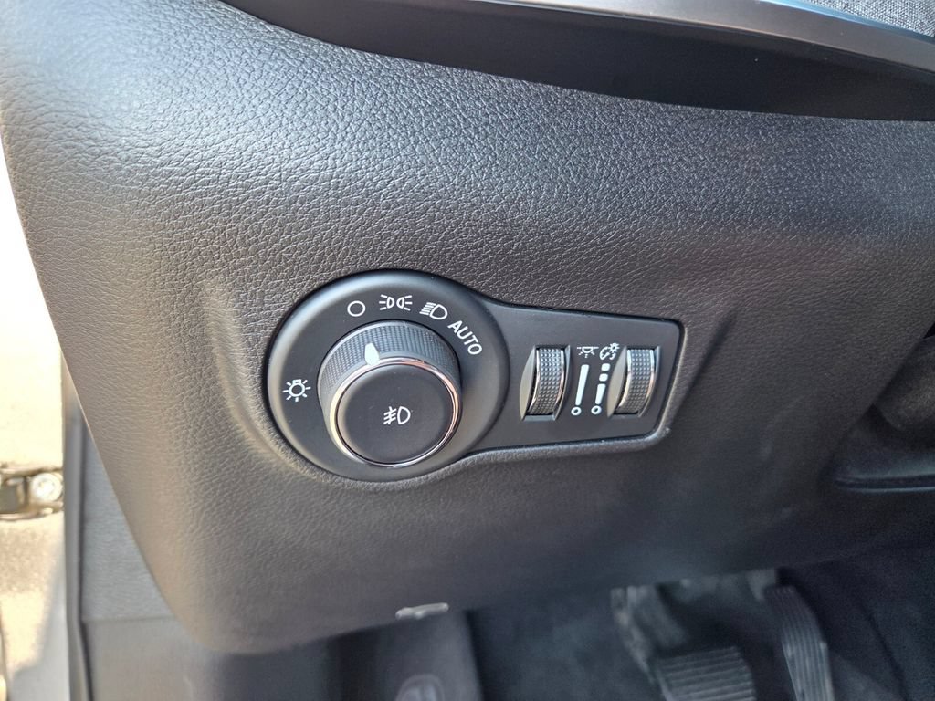 Used 2024 Jeep Compass Latitude AWD/4WD image 25