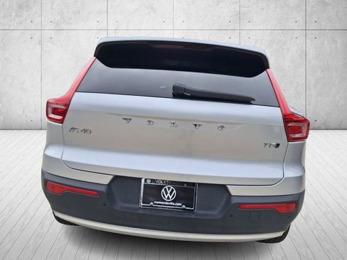 Used 2019 Volvo XC40 T5 Momentum image 4