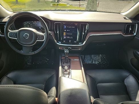 Used 2021 Volvo S60 T5 Momentum image 9