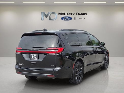 Used 2023 Chrysler Pacifica Touring-L w/ Uconnect Theater Family Group AWD/4WD image 5