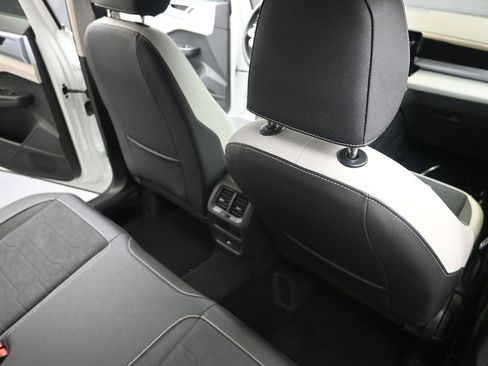 Used 2025 Volkswagen Taos SE image 7