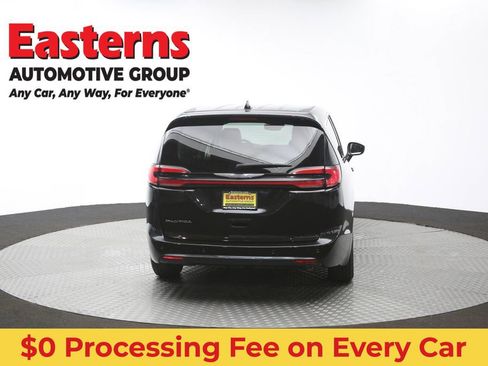 Used 2023 Chrysler Pacifica Touring-L FWD image 40