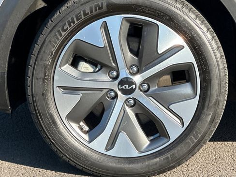 Used 2022 Kia Niro EX image 33