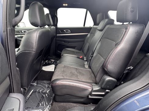 Used 2019 Ford Explorer XLT w/ Equipment Group 202A AWD/4WD image 17