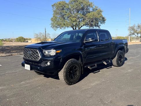 Used 2022 Toyota Tacoma TRD Sport w/ Technology Package image 3