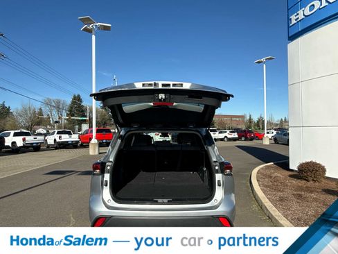 Used 2023 Toyota Highlander L image 18