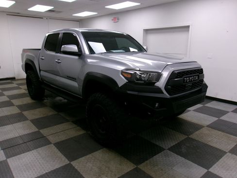 Used 2022 Toyota Tacoma TRD Off-Road AWD/4WD image 14