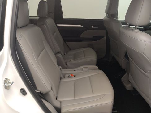 Used 2019 Toyota Highlander XLE FWD image 19