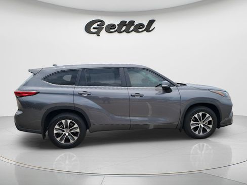 Used 2023 Toyota Highlander XLE FWD image 4