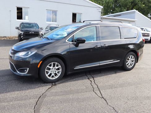 Used 2020 Chrysler Pacifica Touring-L FWD image 2