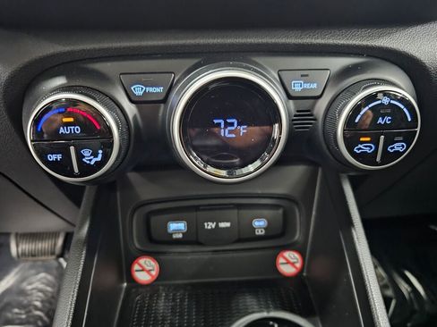 Used 2025 Hyundai Venue SEL FWD image 21
