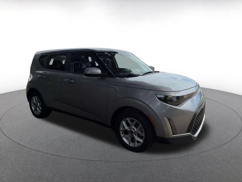 Used 2025 Kia Soul LX w/ LX Technology Package FWD image 2