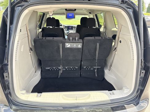 Used 2017 Chrysler Pacifica Touring Plus w/ Tire & Wheel Group FWD image 34