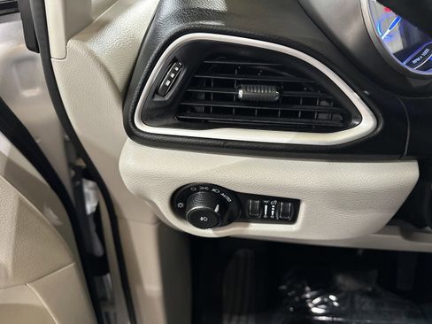 Used 2024 Chrysler Pacifica Touring-L image 11