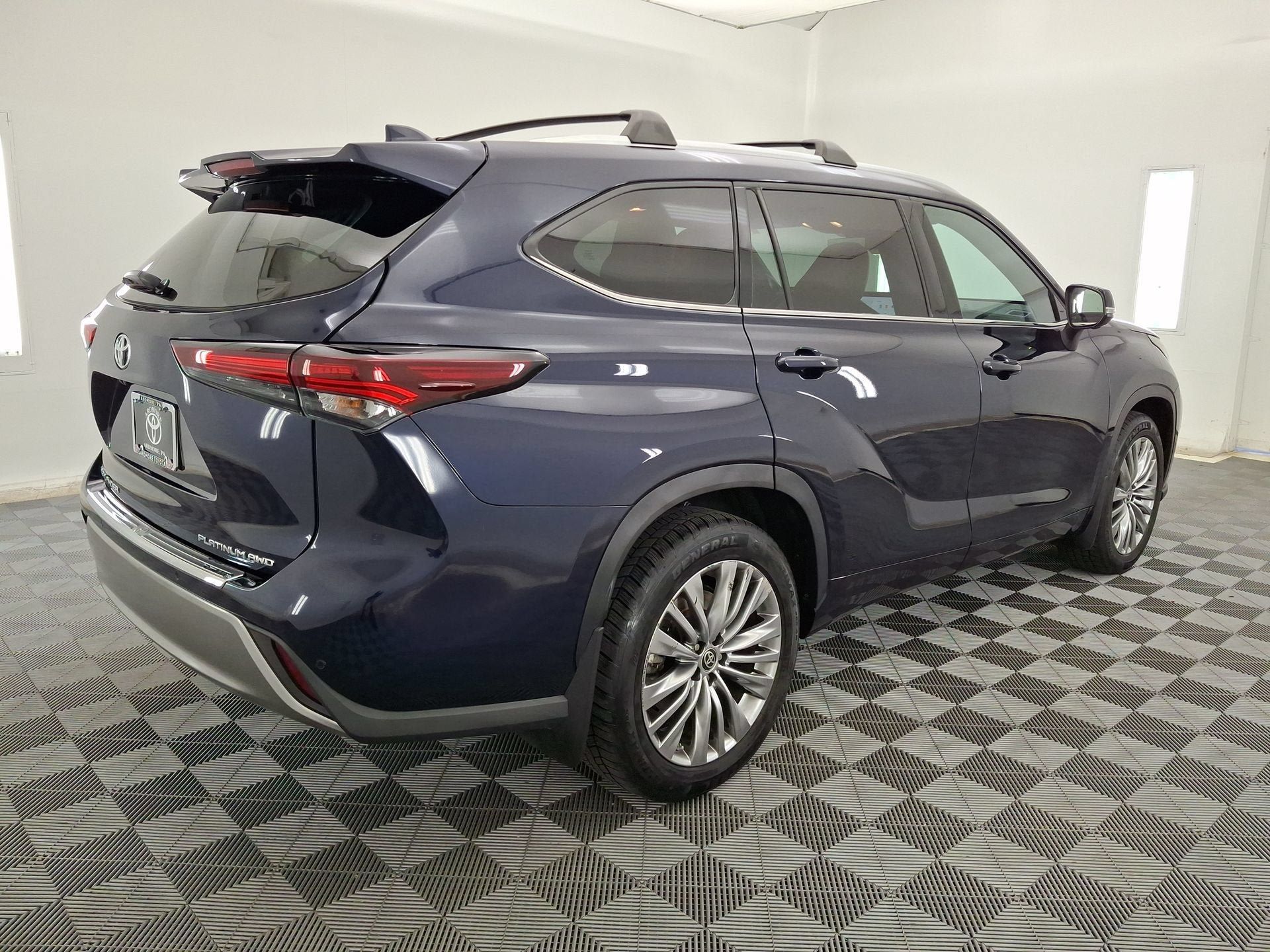 Used 2024 Toyota Highlander Platinum AWD/4WD image 25
