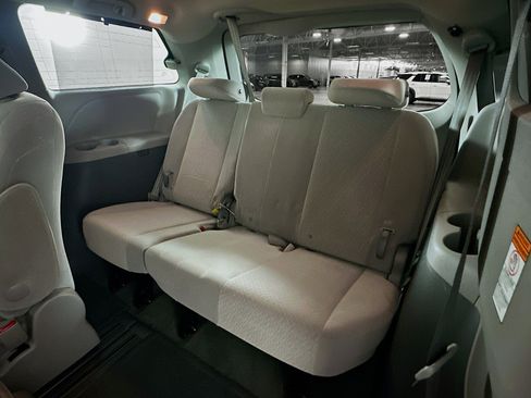Used 2015 Toyota Sienna LE FWD image 27