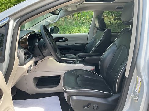 Used 2023 Chrysler Pacifica Limited FWD image 8