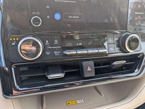 Used 2025 Toyota Highlander XLE AWD/4WD image 25
