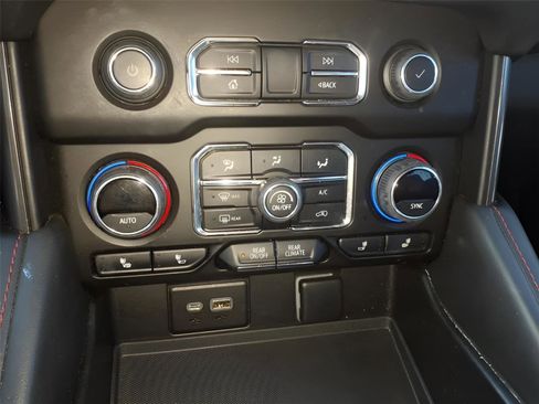 Used 2022 Chevrolet Suburban RST w/ Sport Performance Package image 26