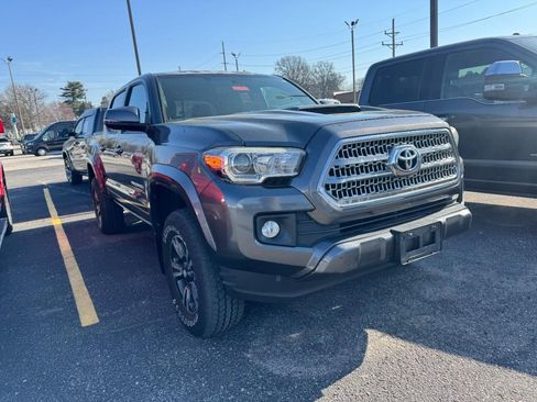 Used 2016 Toyota Tacoma TRD Sport w/ Towing Package image 4