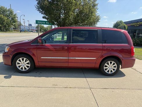 Used 2015 Chrysler Town & Country Touring image 8