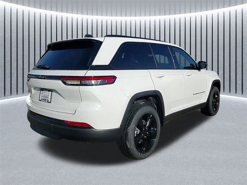 New 2025 Jeep Grand Cherokee Altitude image 3