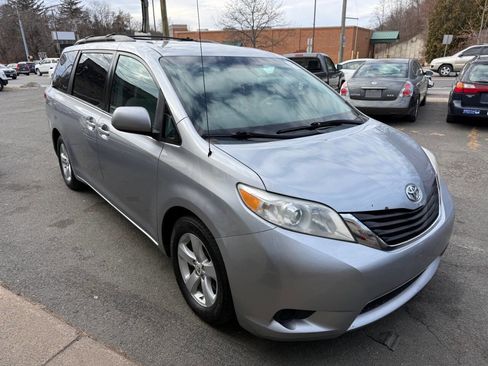 Used 2012 Toyota Sienna LE w/ Towing Pkg image 2