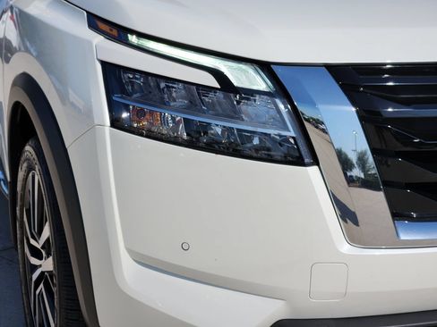 Used 2024 Nissan Pathfinder Platinum FWD image 9
