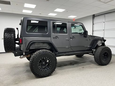 Used 2017 Jeep Wrangler Unlimited Rubicon w/ Connectivity Group AWD/4WD image 10