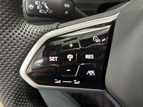 Used 2022 Volkswagen Tiguan SEL R-Line image 22