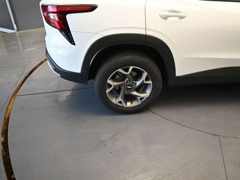 Used 2025 Chevrolet Trax LT FWD image 20
