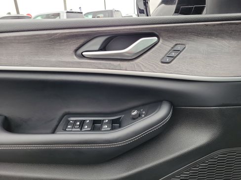 Used 2024 Jeep Grand Cherokee Limited image 17