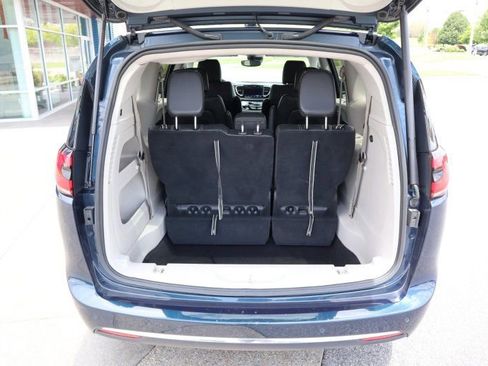 Used 2024 Chrysler Pacifica Touring-L FWD image 16