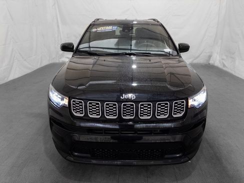 Used 2024 Jeep Compass Latitude image 2