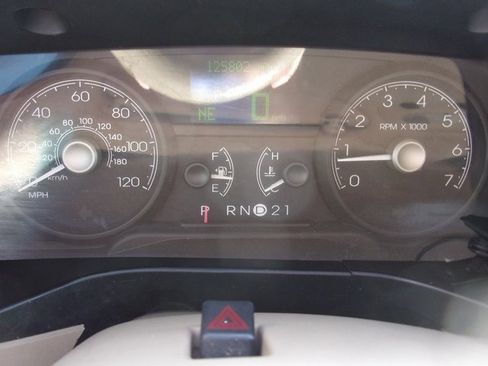 Used 2006 Lincoln Town Car Executive L image 14