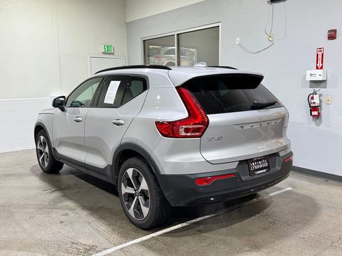 Used 2023 Volvo XC40 B5 Plus image 9