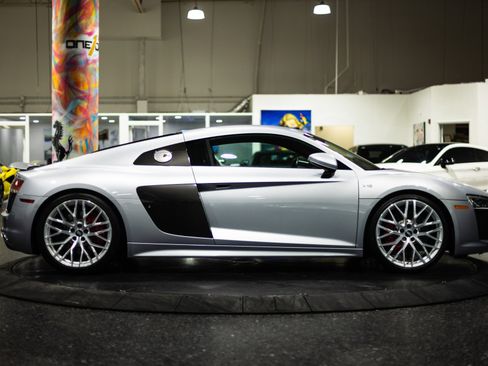 Used 2017 Audi R8 V10 w/ Carbon Exterior Package image 15