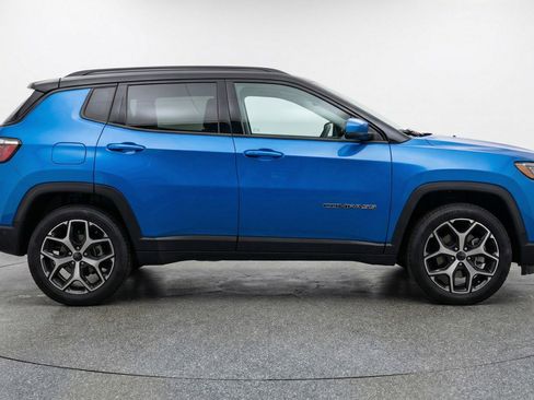 Used 2025 Jeep Compass Limited image 11