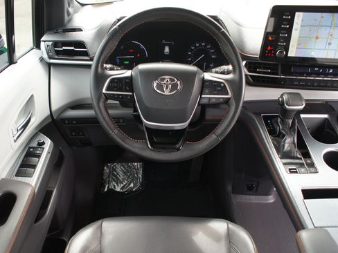 Used 2022 Toyota Sienna XSE w/ XSE Plus Package image 5