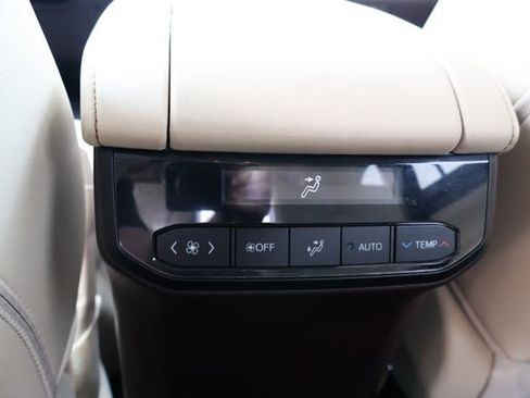 Used 2022 Toyota Highlander XLE image 9