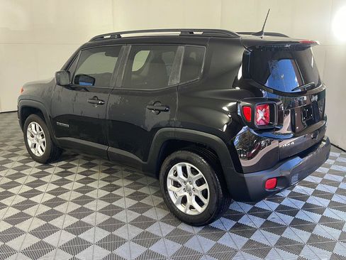 Used 2018 Jeep Renegade Latitude w/ Cold Weather Group AWD/4WD image 9