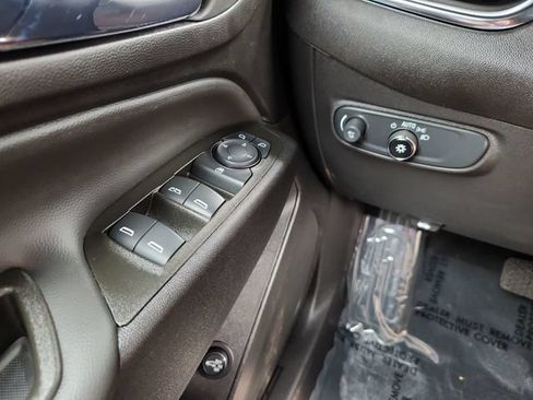 Used 2024 Chevrolet Equinox LT w/ LPO, Floor Liner Package FWD image 38