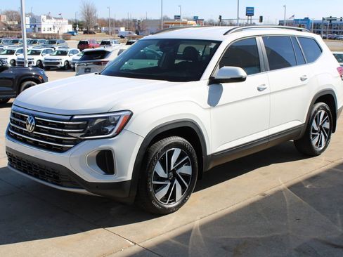 Certified 2024 Volkswagen Atlas SE image 3