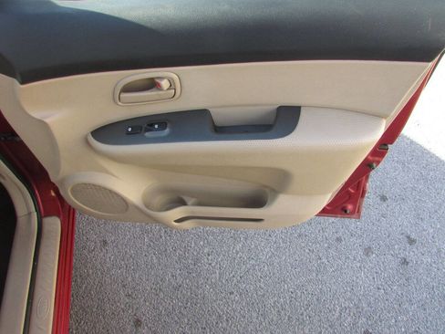 Used 2007 Kia Rondo LX w/ Convenience Pkg image 30