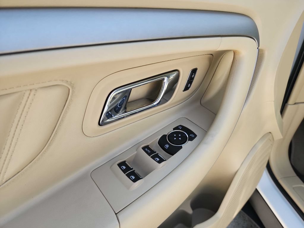 Used 2015 Ford Taurus SEL FWD image 15