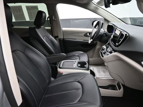 Used 2024 Chrysler Pacifica Touring-L image 7