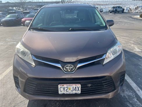 Certified 2018 Toyota Sienna LE image 2
