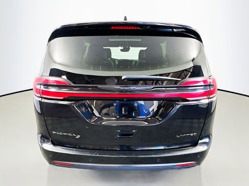 Used 2025 Chrysler Pacifica Limited image 6
