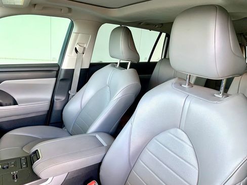 Used 2020 Toyota Highlander XLE FWD image 13