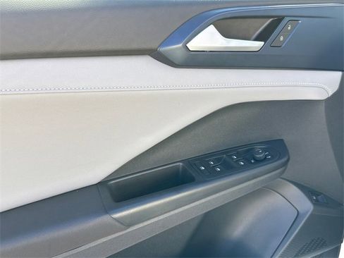 Certified 2023 Volkswagen Taos SE w/ Panoramic Sunroof Package image 7